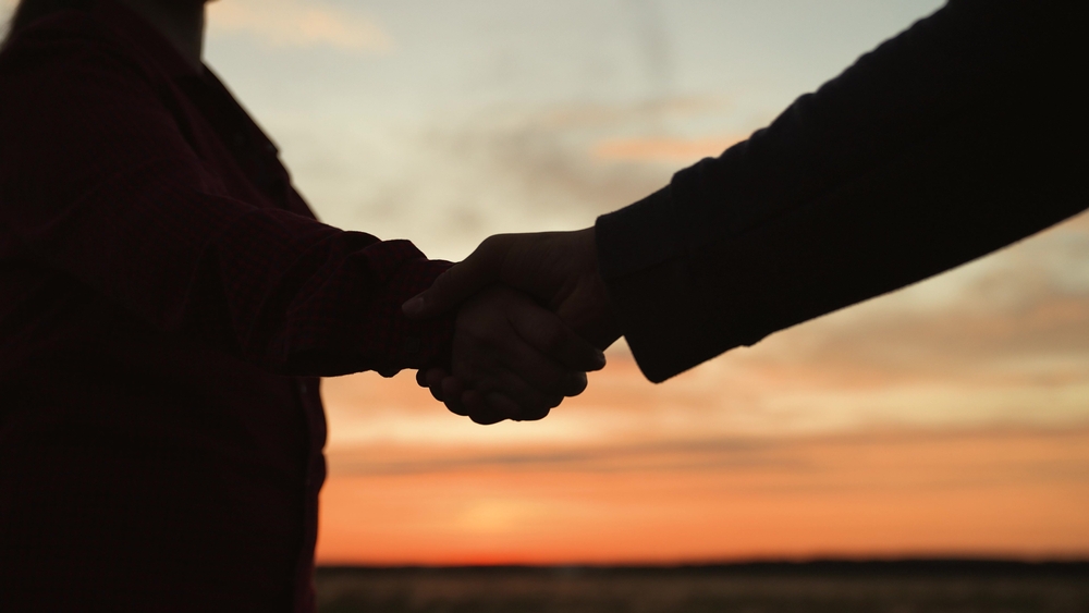 poignée de mains entre deux hommes